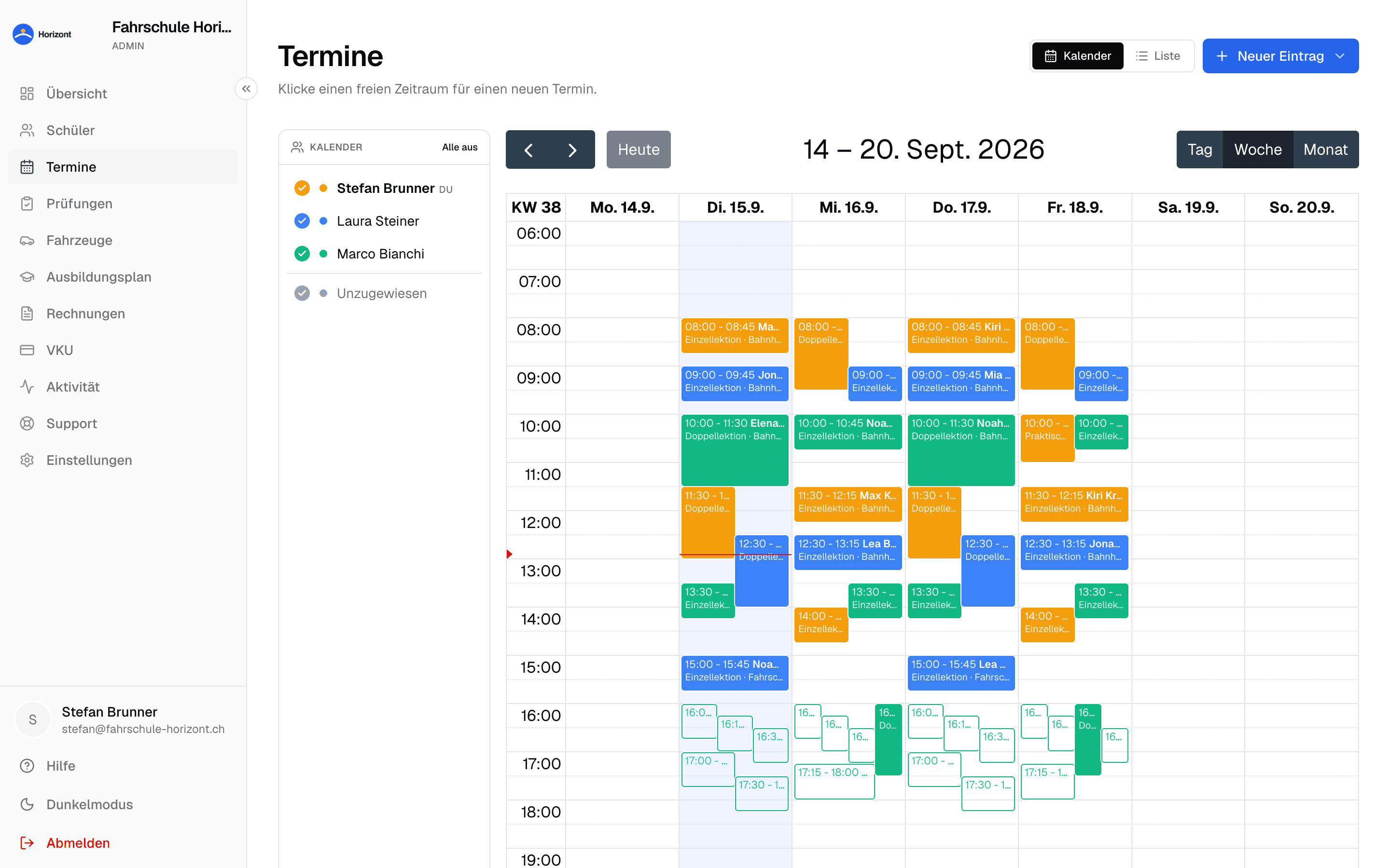 Steerly Admin: Wochenkalender mit drei Fahrlehrern, Terminen und offenen Slots